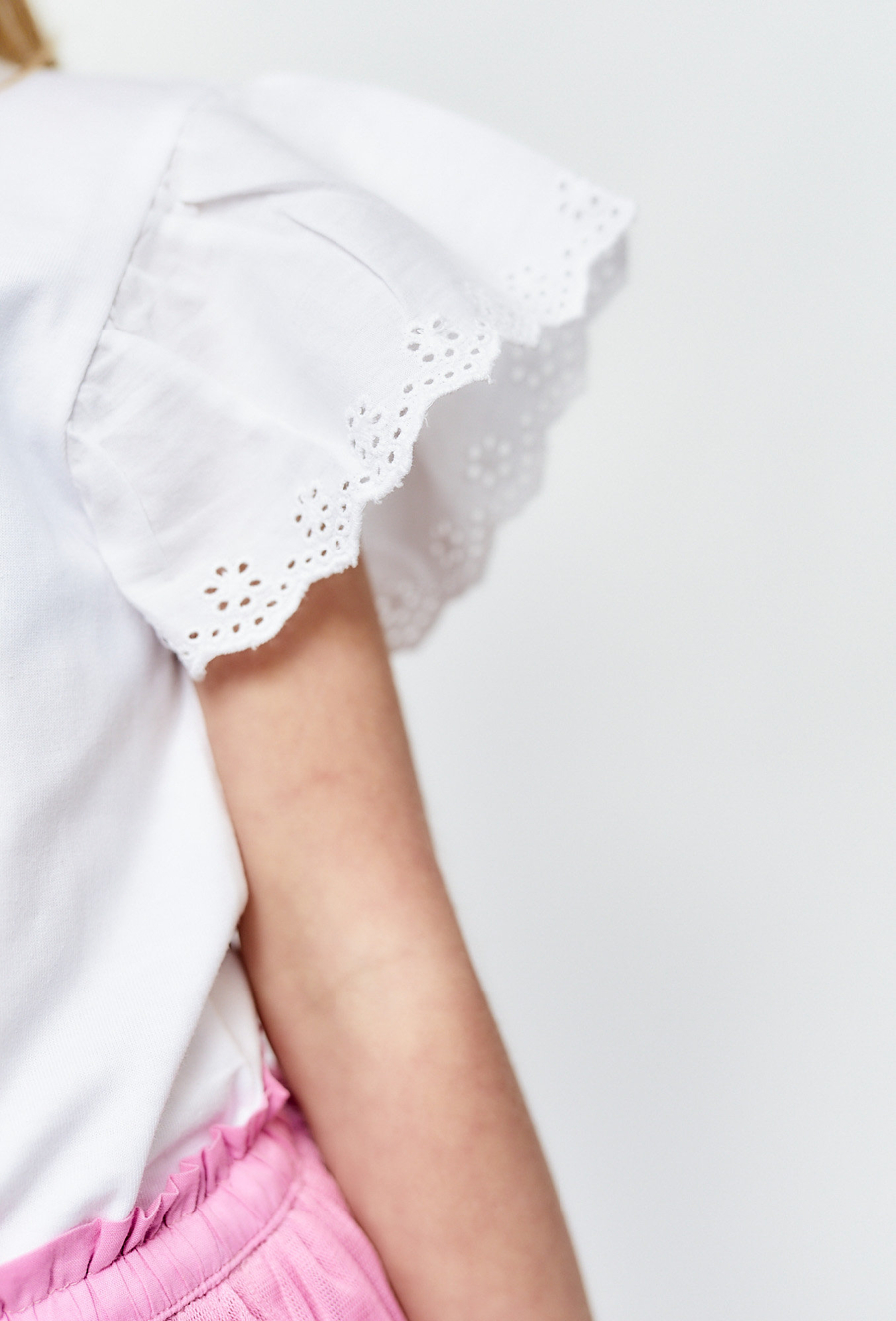 T-shirt dziewczęcy z ozdobnymi rękawami - biały