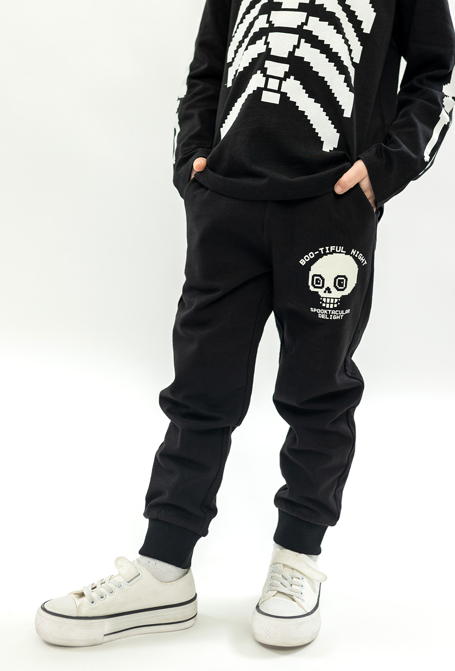 Czarne spodnie dresowe z zabawną czaszką