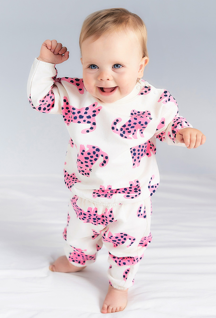 Dresowe spodnie niemowlęce w różowe tygryski - 510.15.