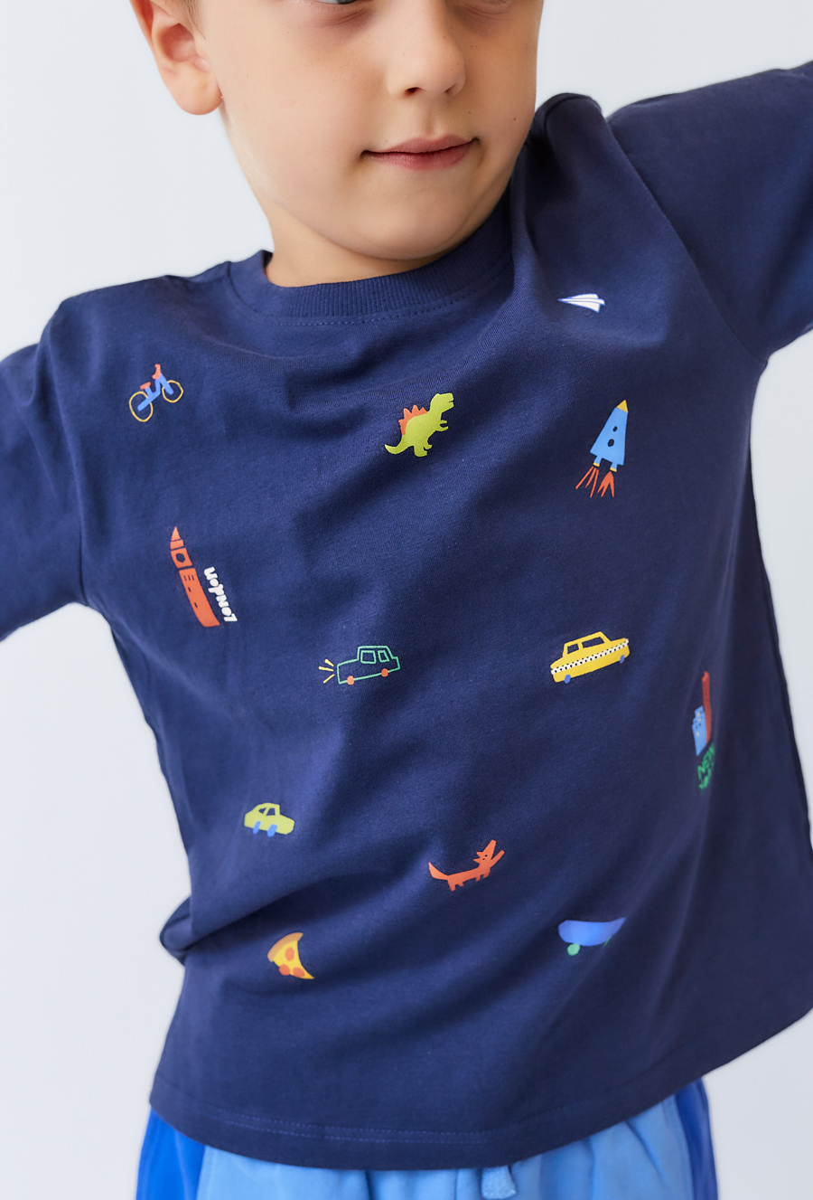 Granatowa koszulka chłopięca z kolorowymi nadrukami.