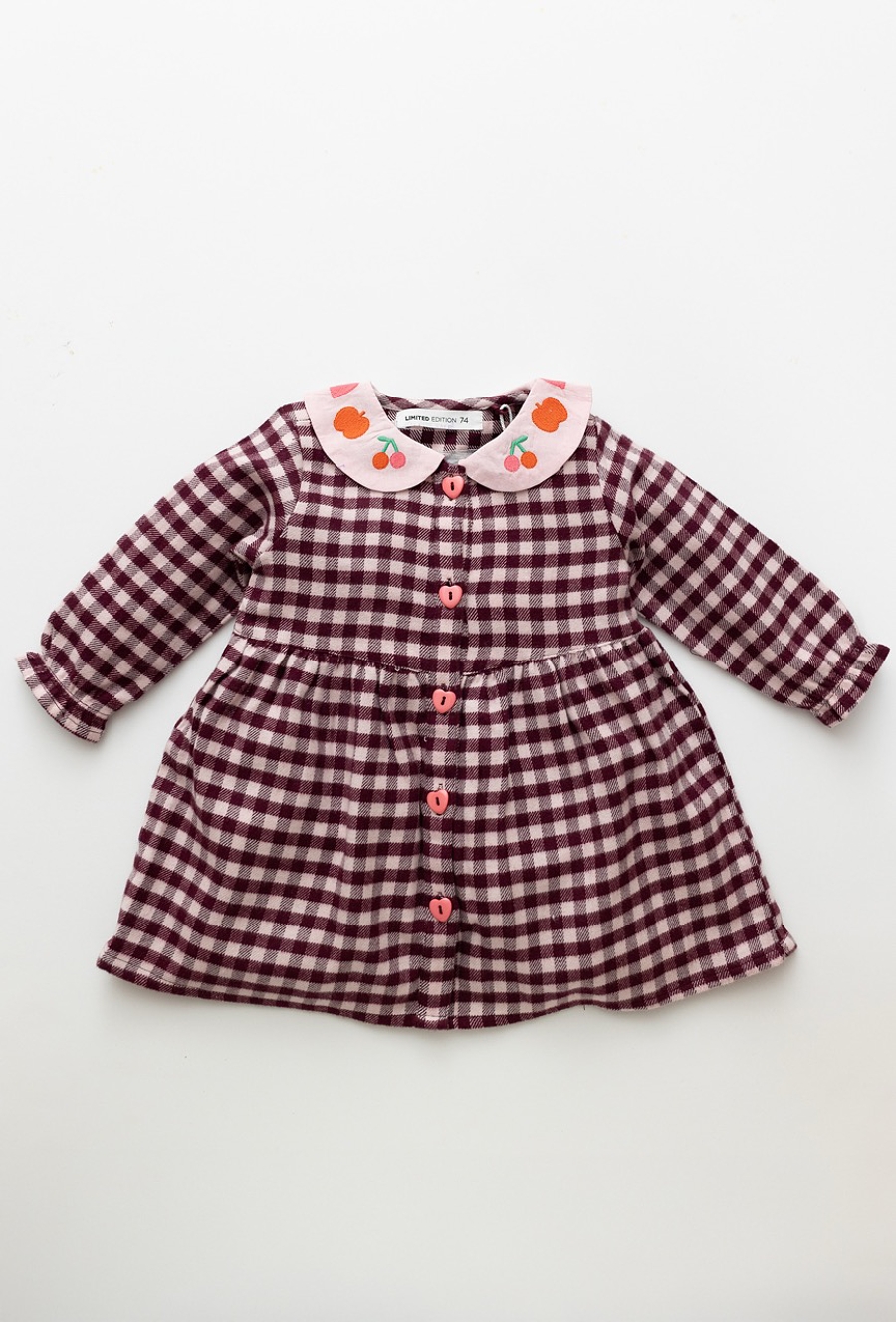 Różowa sukienka niemowlęca w atkę z haftowanym kołnierzem