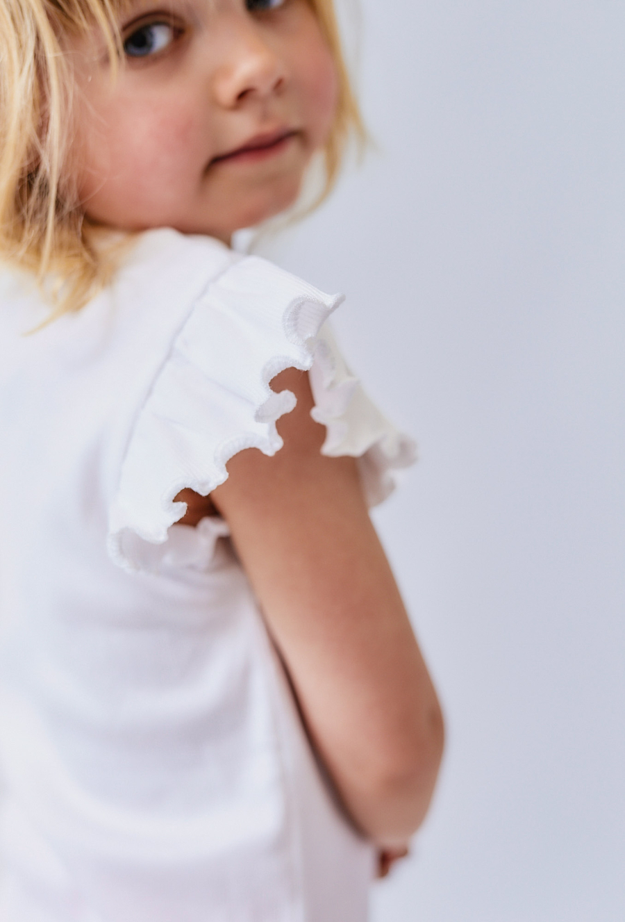 Biały t-shirt dziewczęcy w prążki