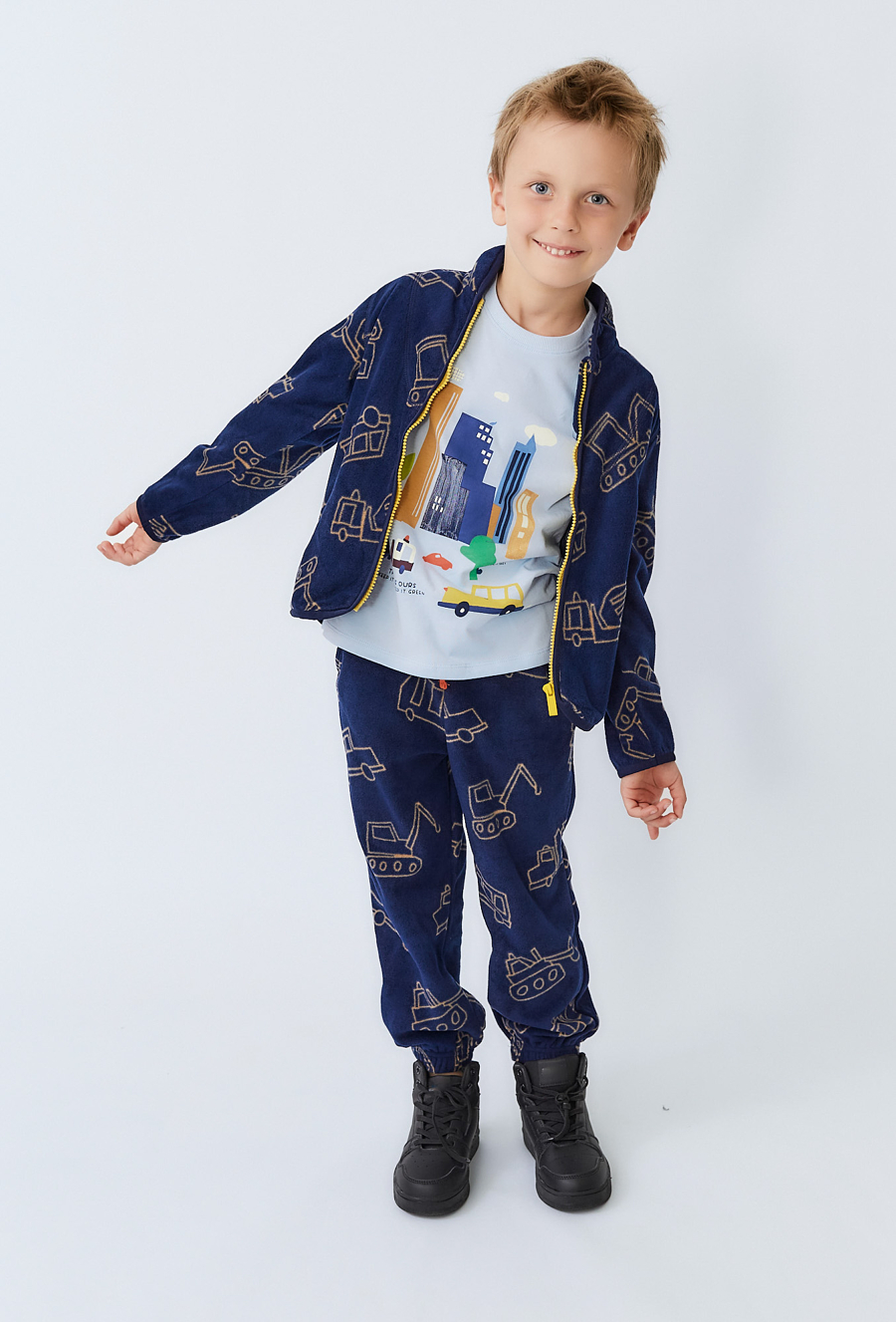 Spodnie chłopięce polarowem z motywem autek