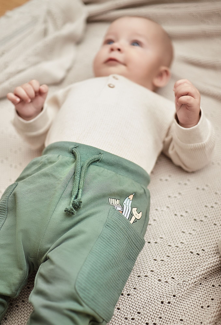 Zielone bawełniane spodnie dresowe niemowlęce z kieszonkami