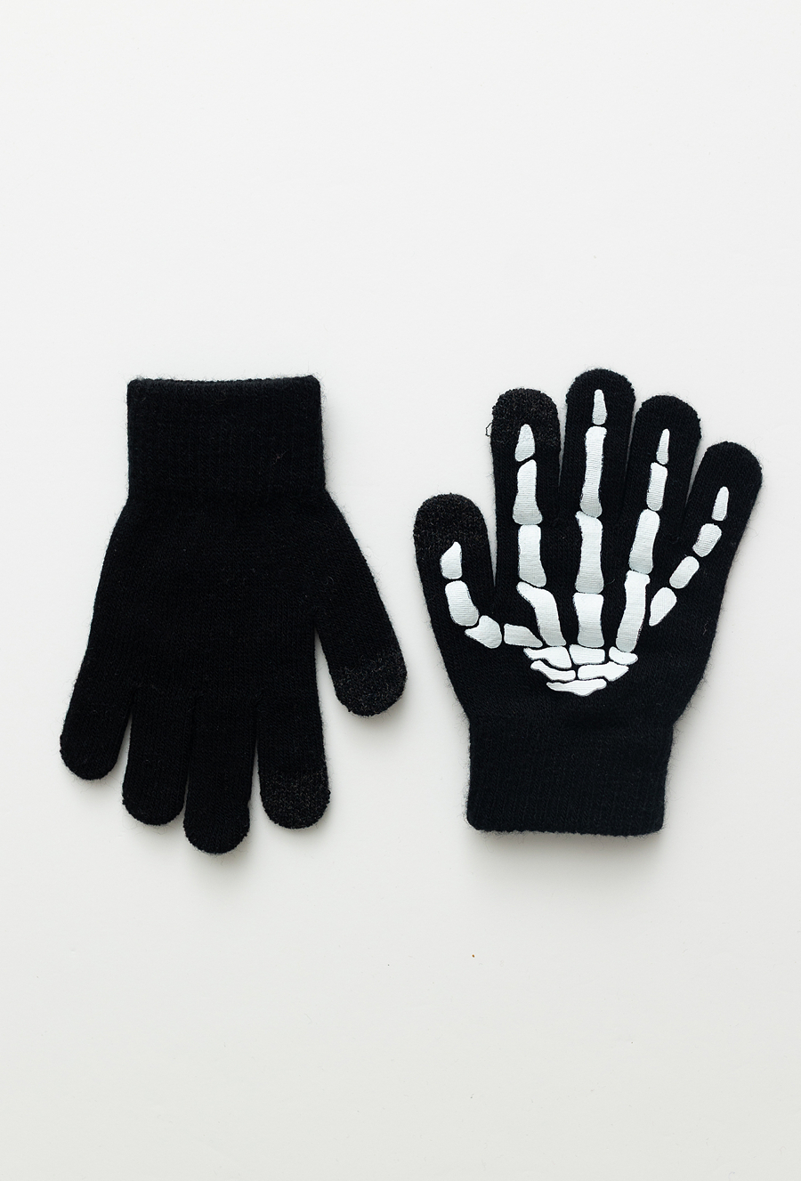 Czarne rękawiczki z nadrukiem.