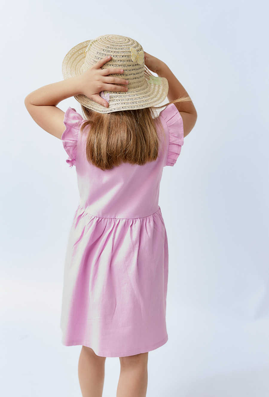 Sukienka z ótkim rękawem i falbankami na ramionach