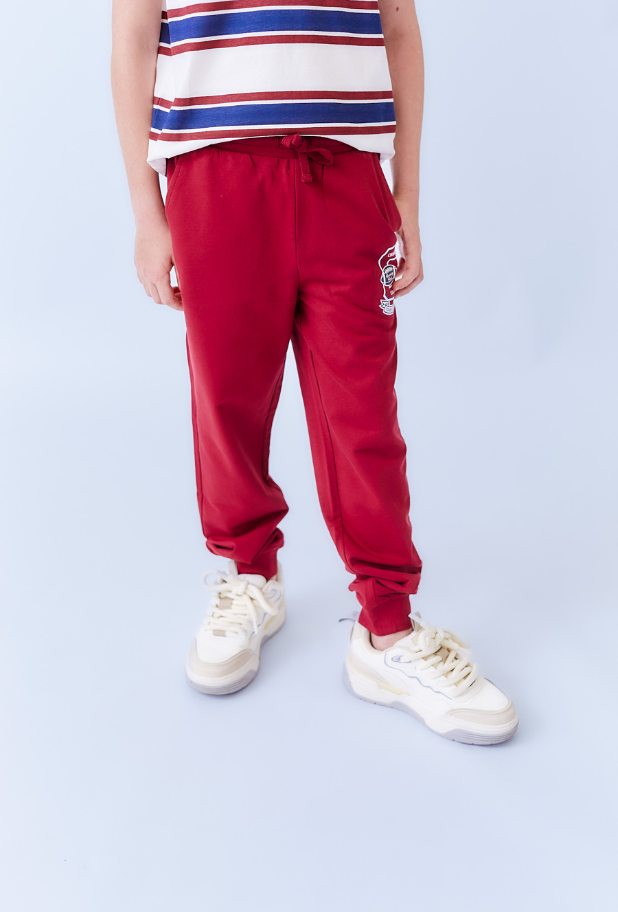 Czerwone spodnie dresowe chłopięce