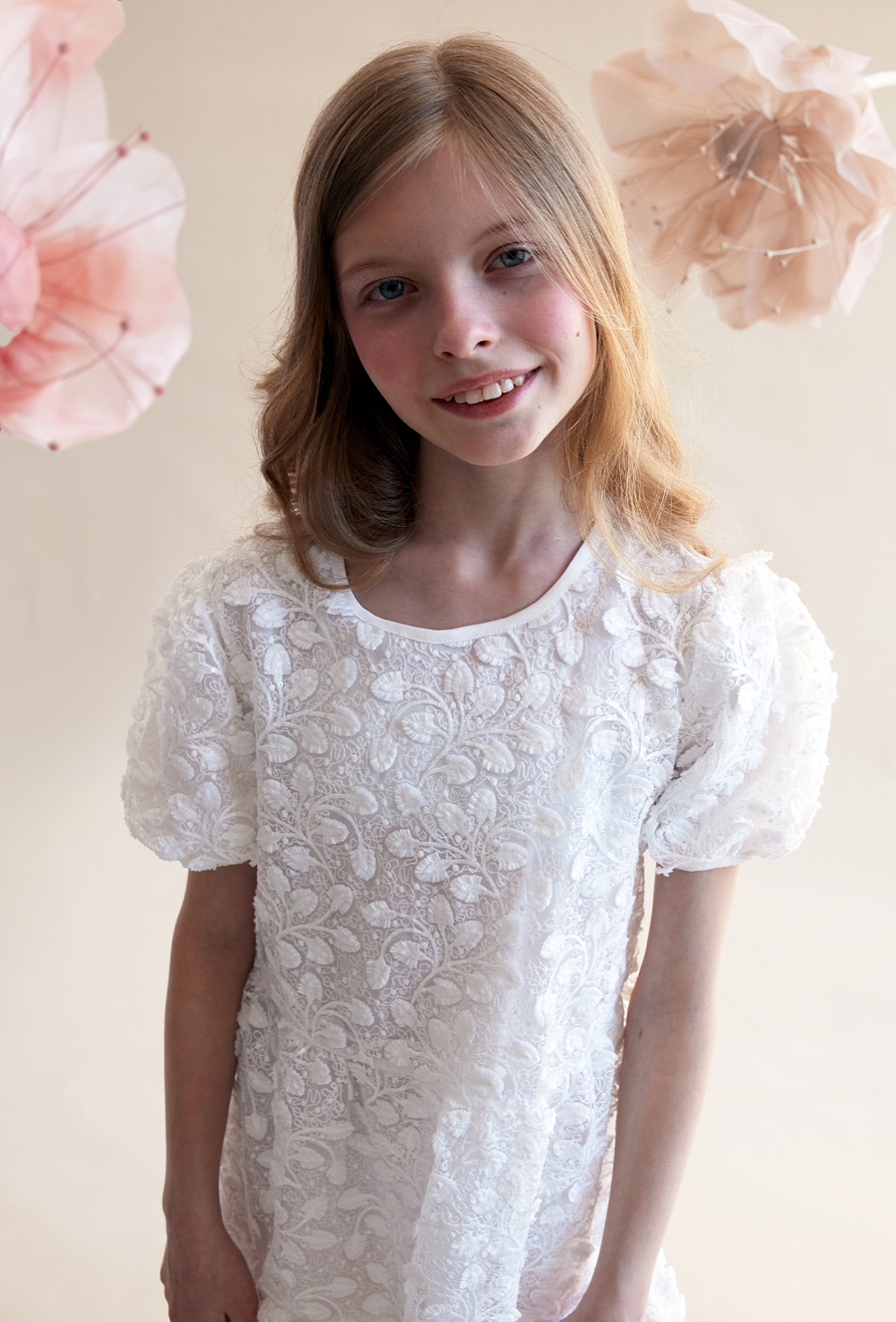 Biała elegancka sukienka z ótkimi rękawami