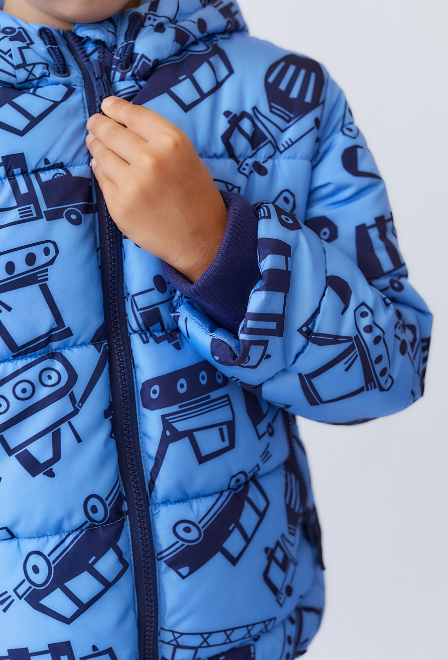 Niebieska kurtka zimowa chłopięca z nadrukiem pojazdów