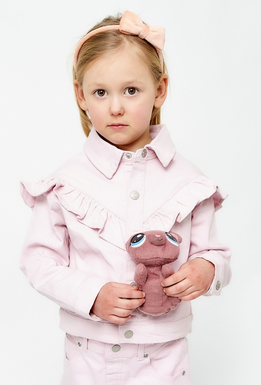 Kurtka jeansowa dla dziewczynki - różowa z falbankami