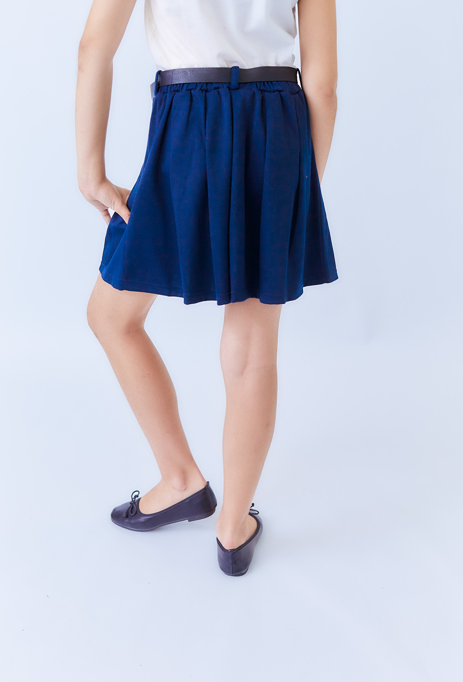 Spódnica dziewczęca granatowa z zakładkami i paskiem
