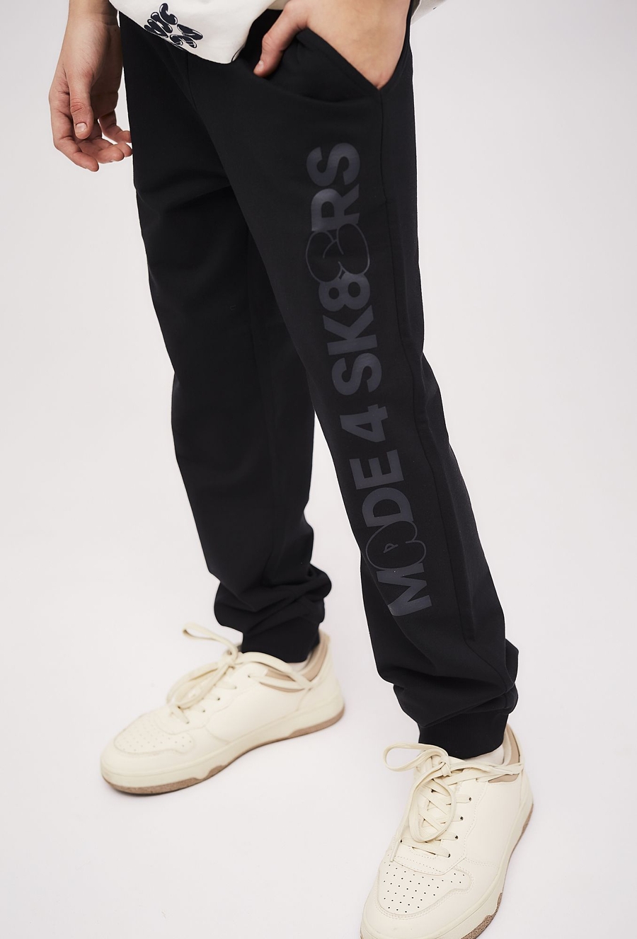 Spodnie dresowe z nadrukiem na nogawce