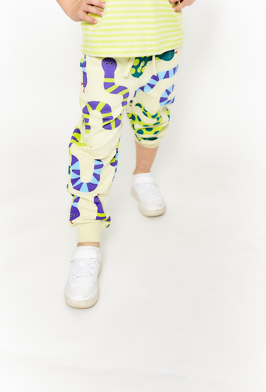 Kolorowe spodnie dresowe z nadrukiem