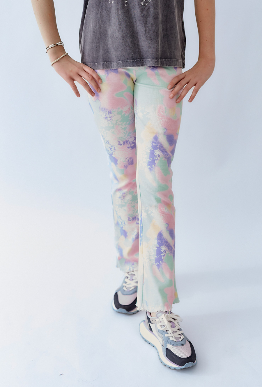 Kolorowe legginsy z rozszerzanymi nogawkami