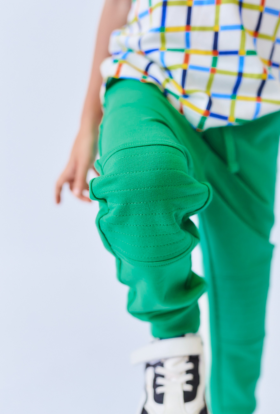 Zielone spodnie dresowe chłopięce – wzmocnione kolana.