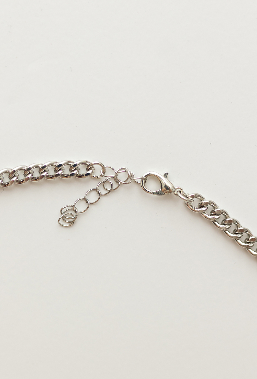 Naszyjnik dla dziewczynki z zawieszkami kokardkami