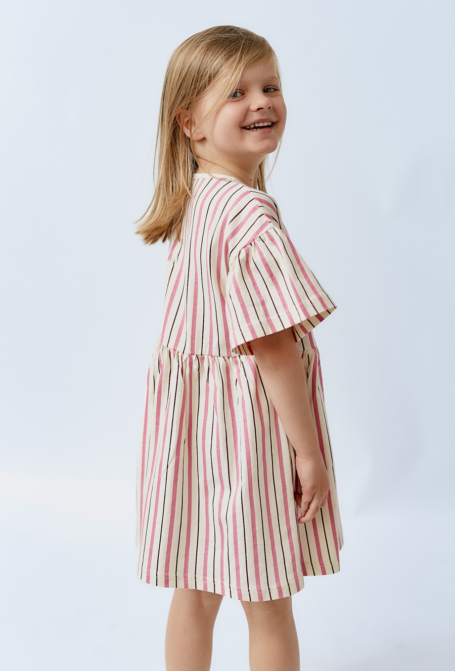 Sukienka w paski z ótkim rękawem