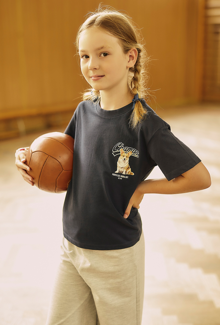 Pudełkowy t-shirt dziewczęcy - granatowy z pieskiem