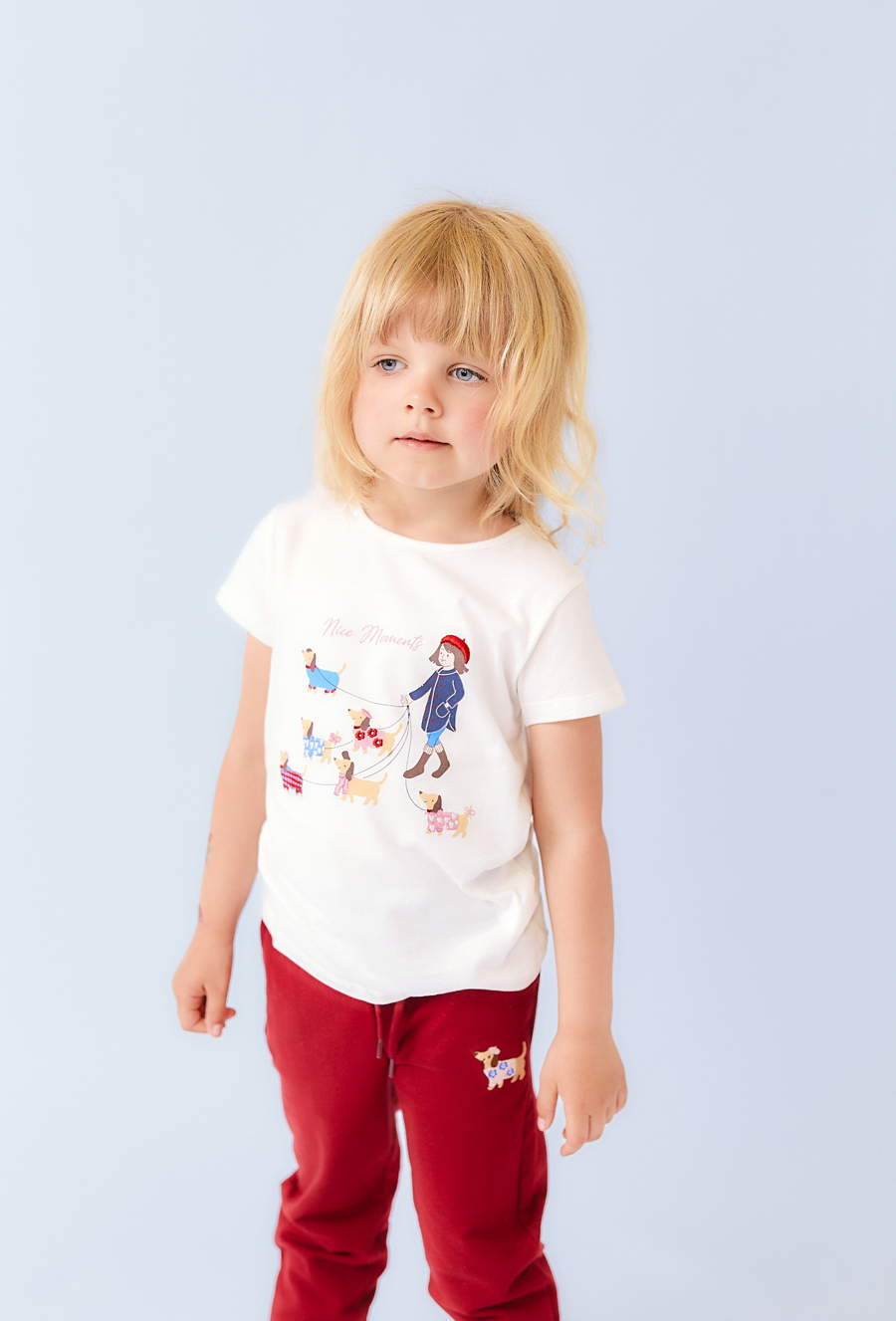 Koszulka ecru dziewczęca w pieski – haft i nadruk.