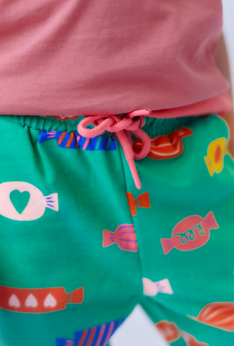 Dziewczęce spodnie dresowe z nadrukiem – regular fit