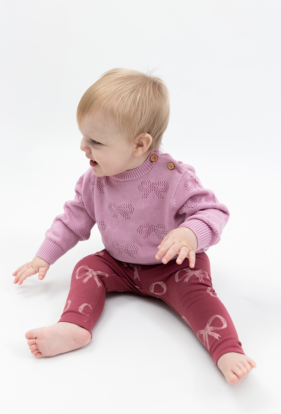 Różowy sweterek dla niemowlaka