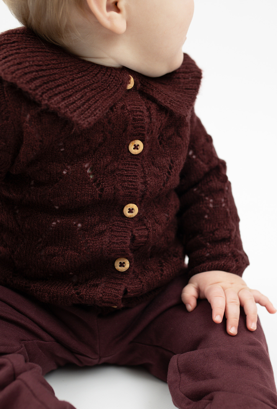 Burgundowy sweter rozpinany z kołnierzykiem