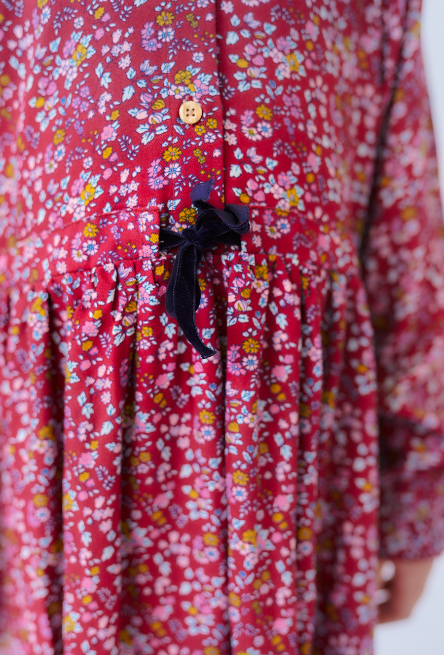 Czerwona sukienka w kwiaty z granatowym kołnierzykiem