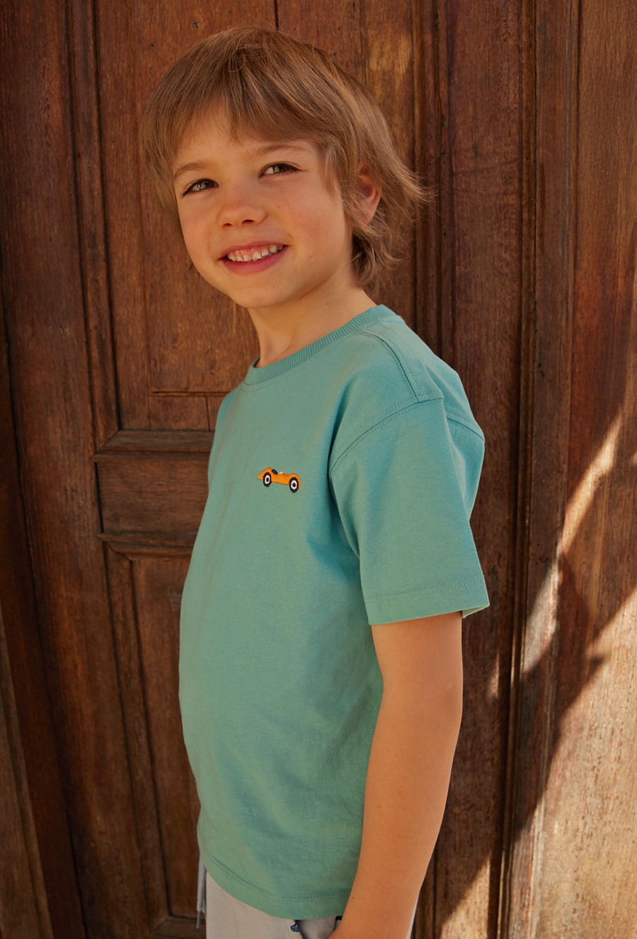 T-shirt z haftowanym samochodem