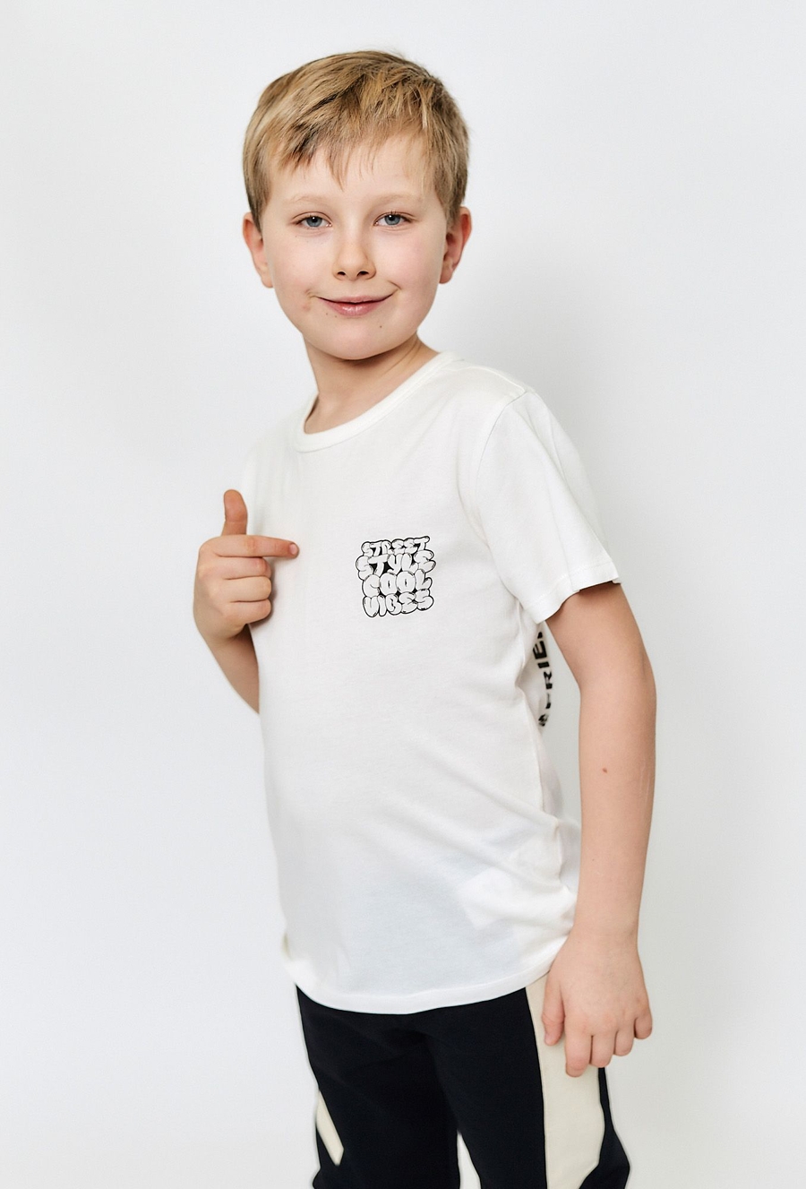 T-shirt bawełniany dla chłopca - biały z nadrukiem na plecach