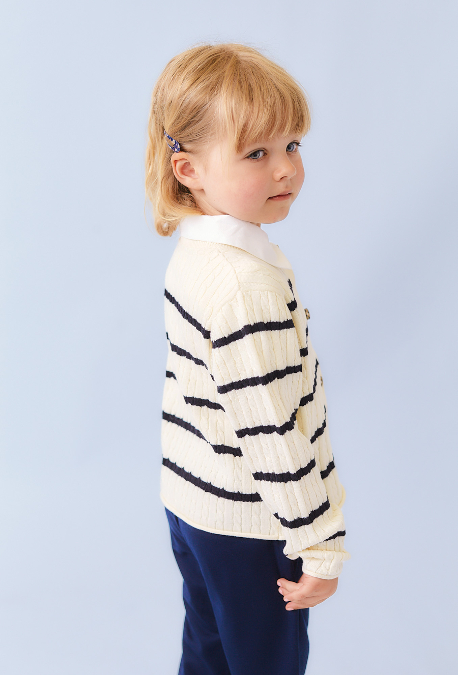 Ecru sweter dziewczęcy w paski z guzikami.