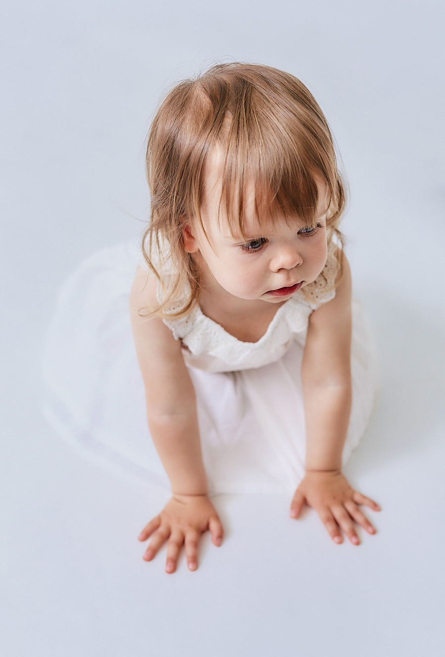 Biała spódniczka dla niemowlaka