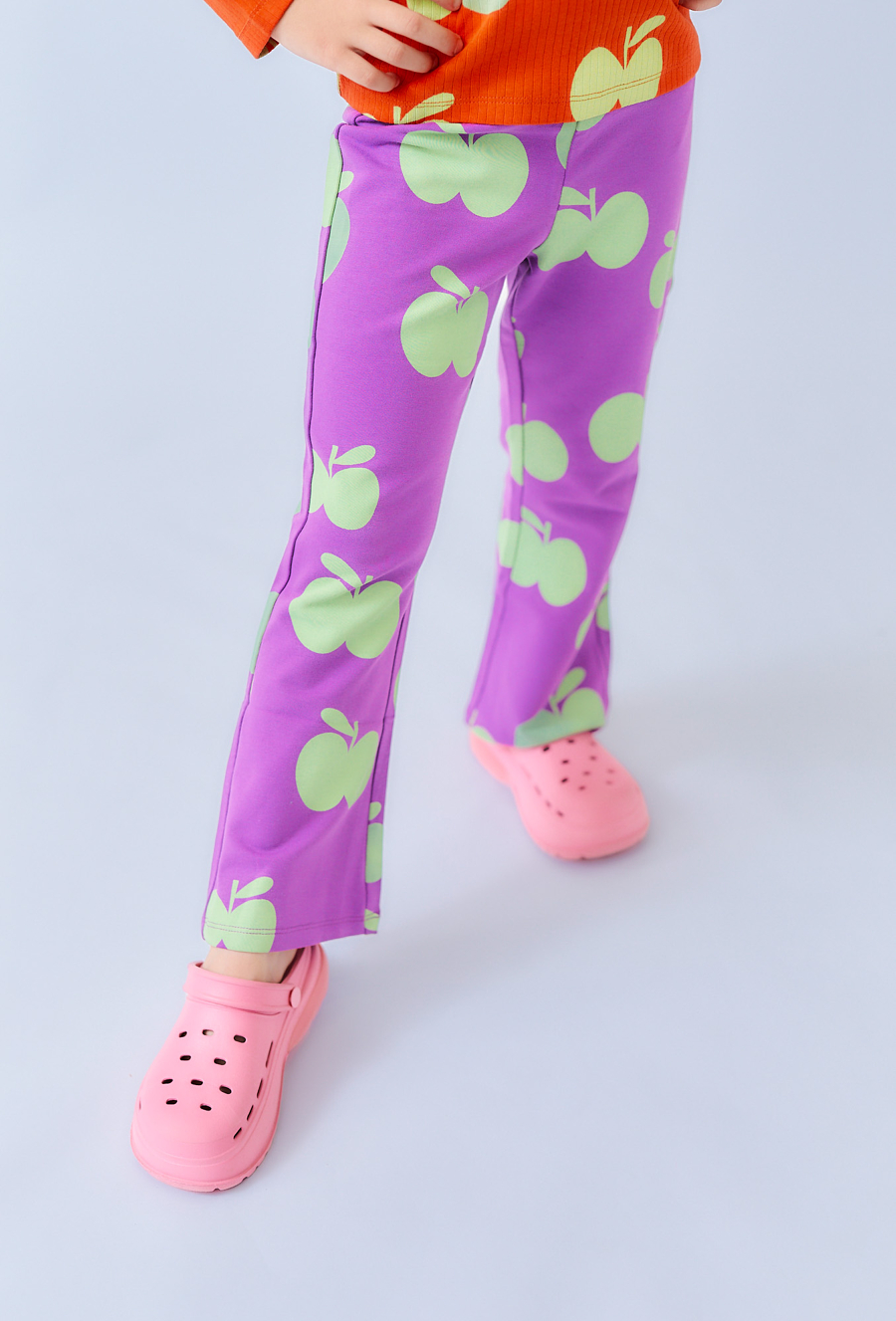 Fioletowe legginsy dziewczęce flare z jabłkami