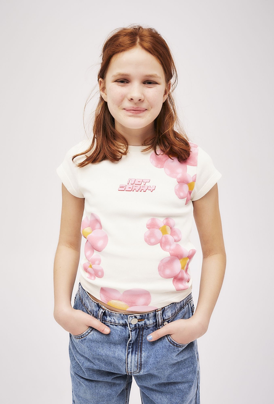 Dziewczęcy t-shirt z dzianiny w prążki - ecru w kwiaty