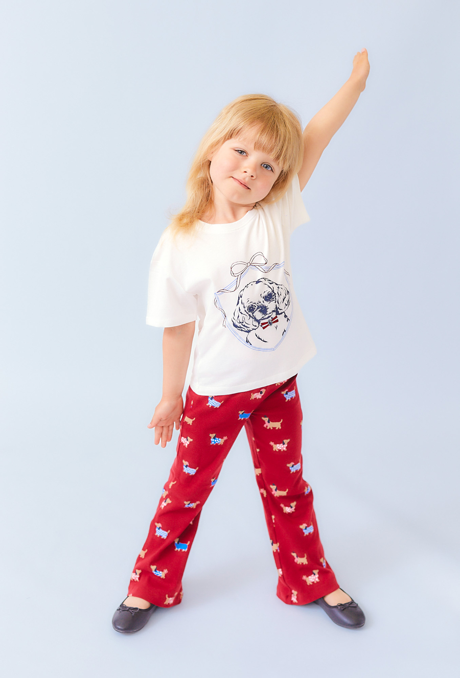 Koszulka dziewczęca ecru z nadrukiem psa – luźny ój.