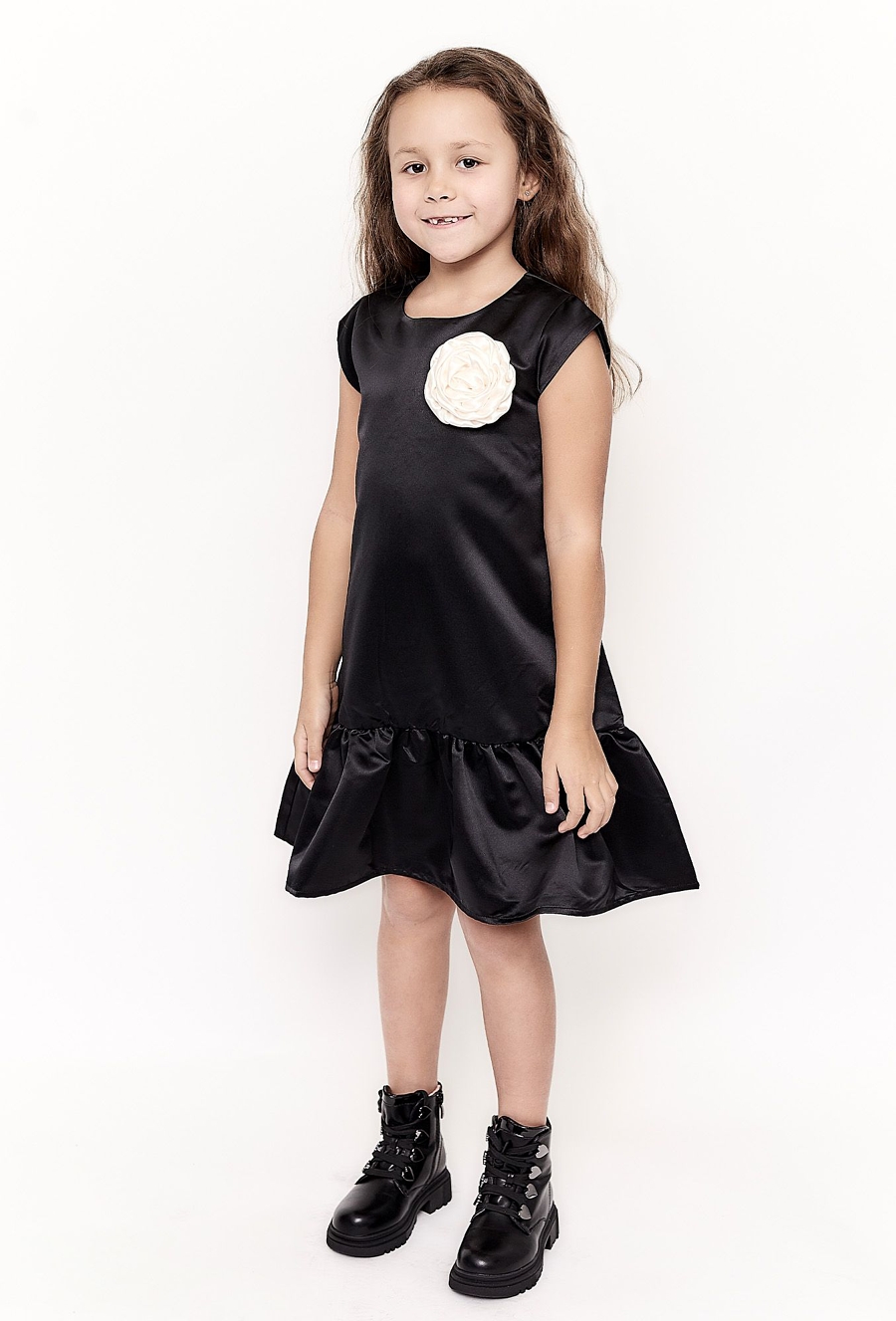 Czarna sukienka z ótkim rękawem