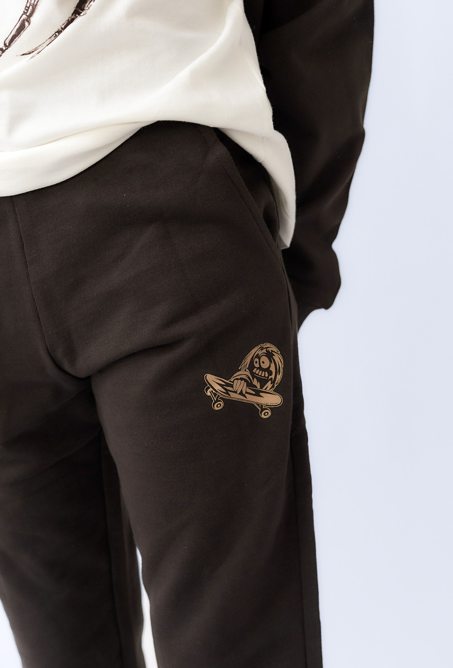 Spodnie dresowe chłopięce z małym nadrukiem deskorolki