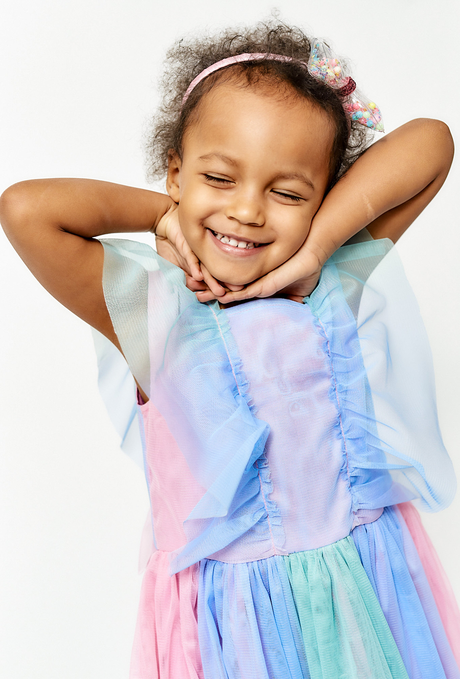 Tiulowa sukienka z ótkim rękawem