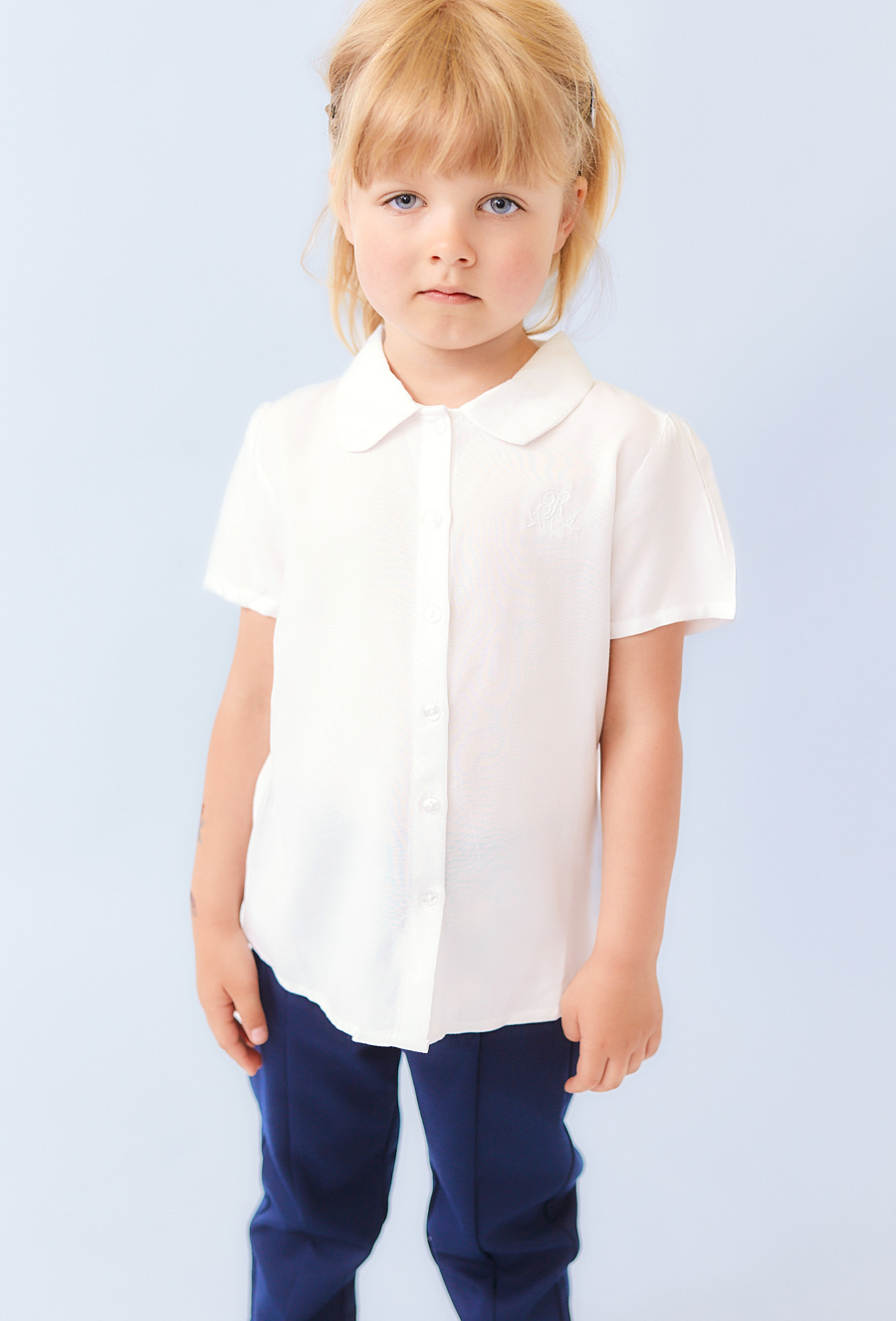 Biała koszula dziewczęca z ótkim rękawem i haftem.