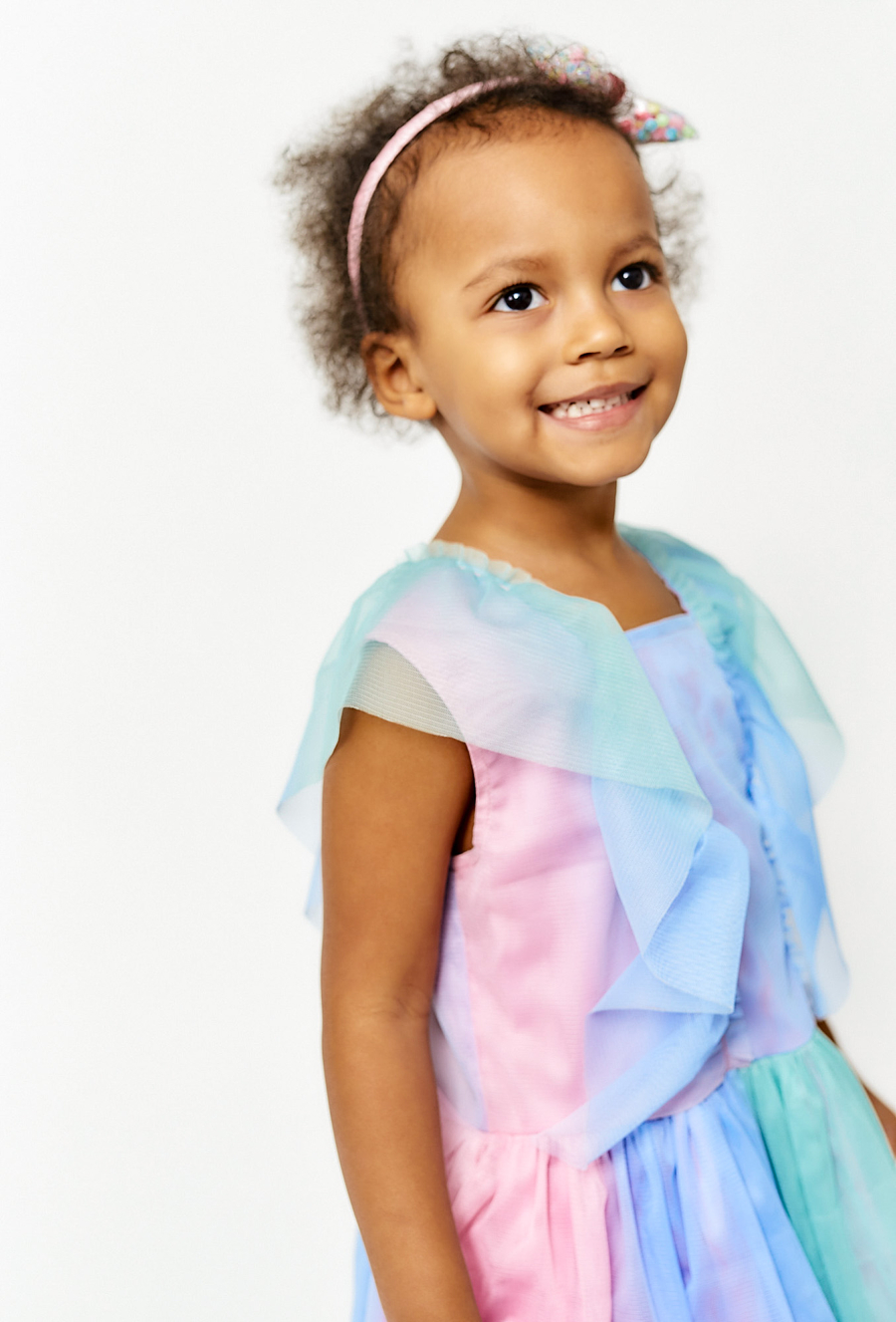 Tiulowa sukienka z ótkim rękawem