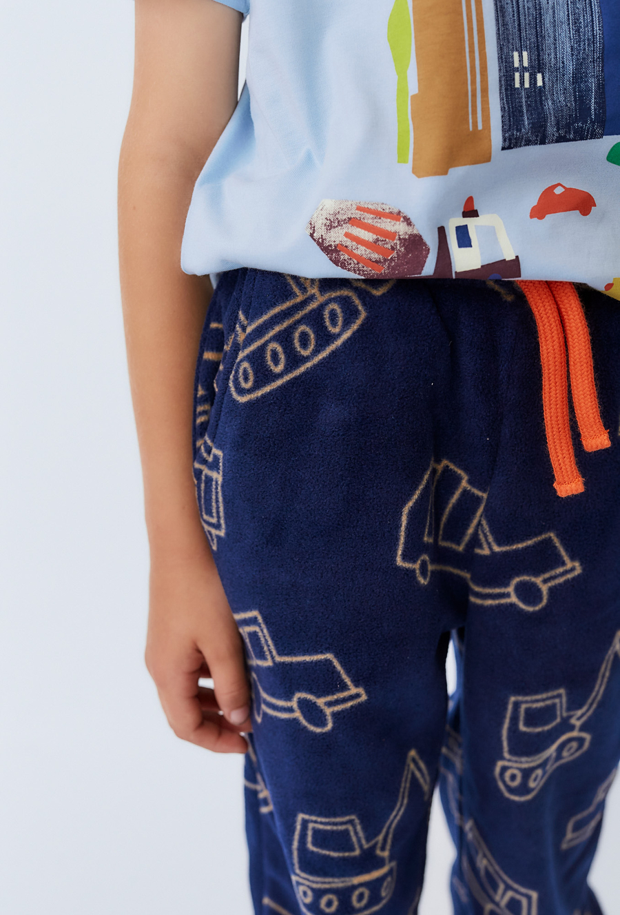 Spodnie chłopięce polarowem z motywem autek