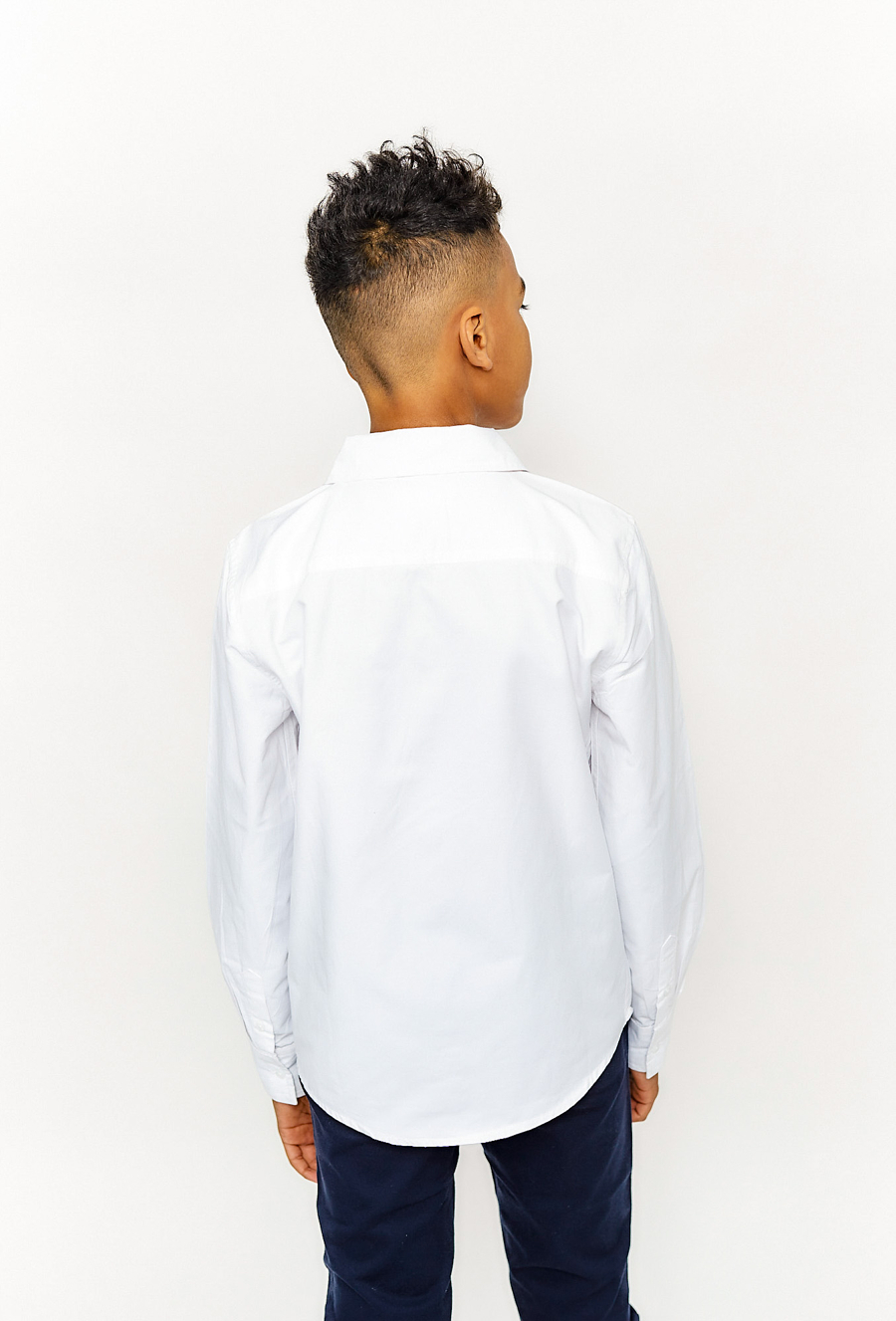 Klasyczna biała koszula chłopięca z długim rękawem