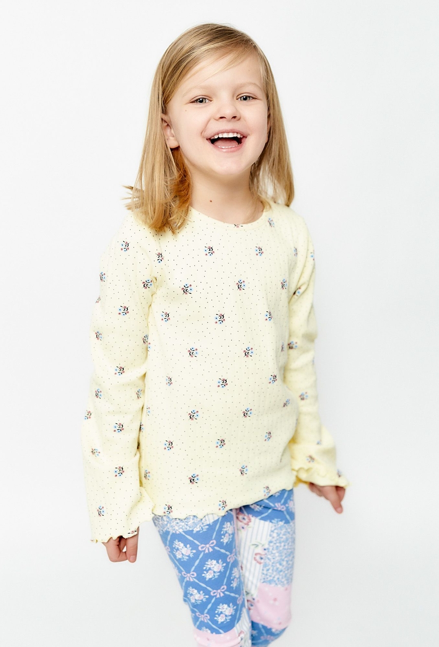 Bluzka z drobnym wzorem i falbankami