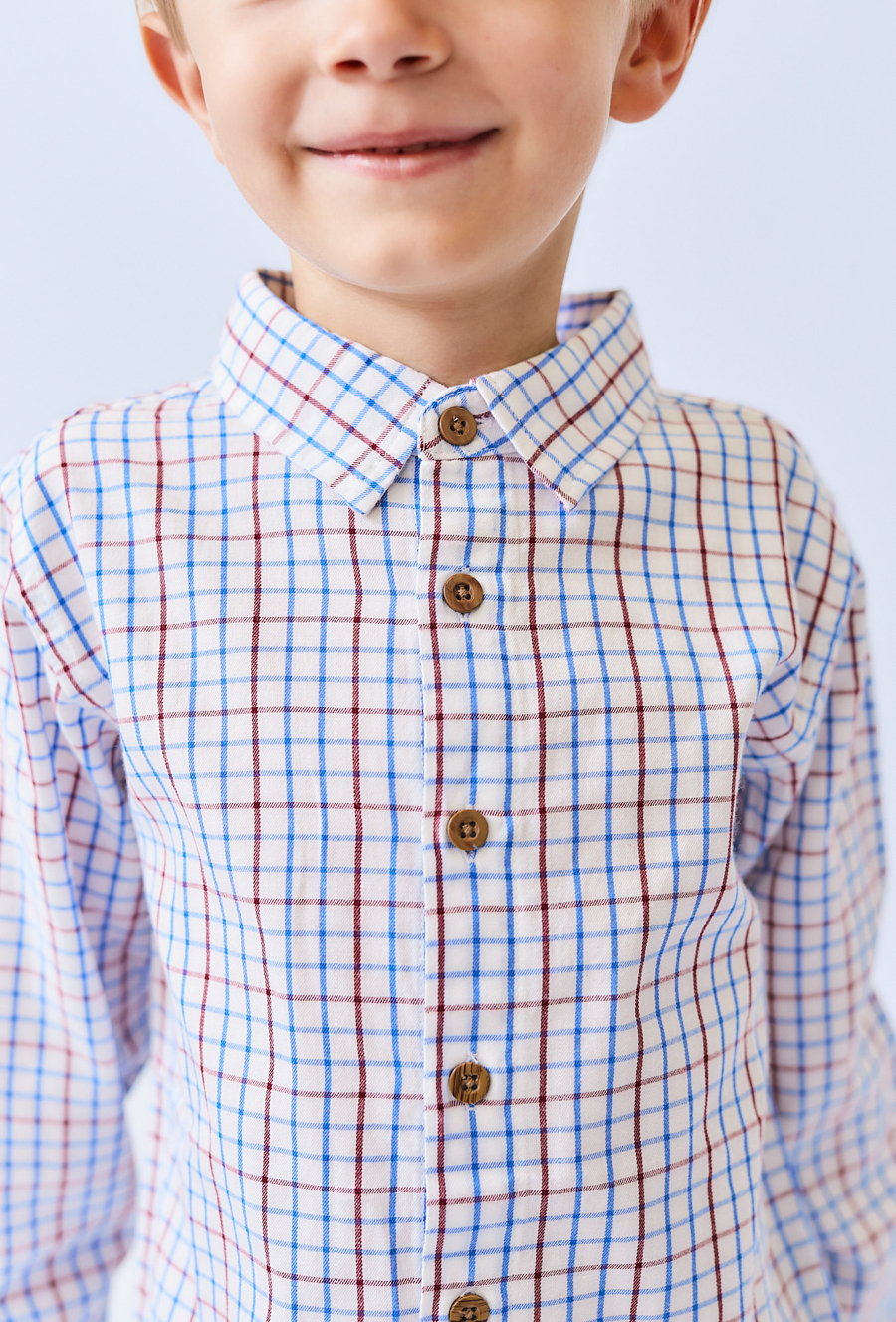 Biała koszula chłopięca w atkę z długim rękawem
