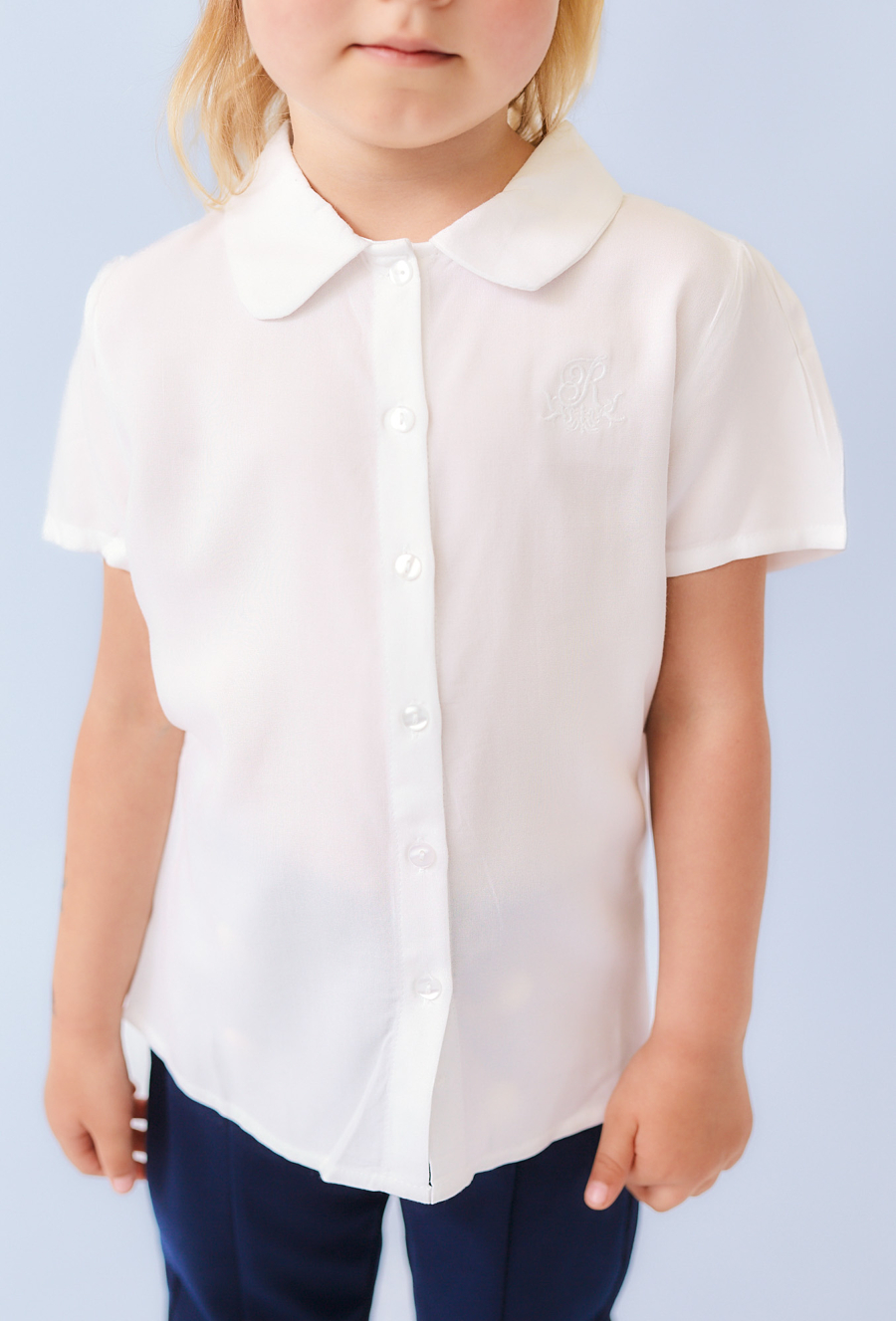 Biała koszula dziewczęca z ótkim rękawem i haftem.