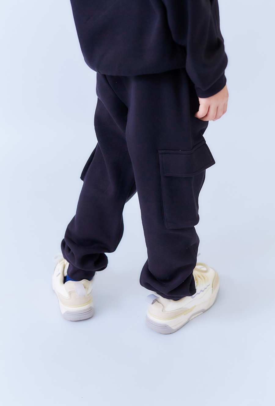 Czarne spodnie dresowe chłopięce cargo. cieplejszy model