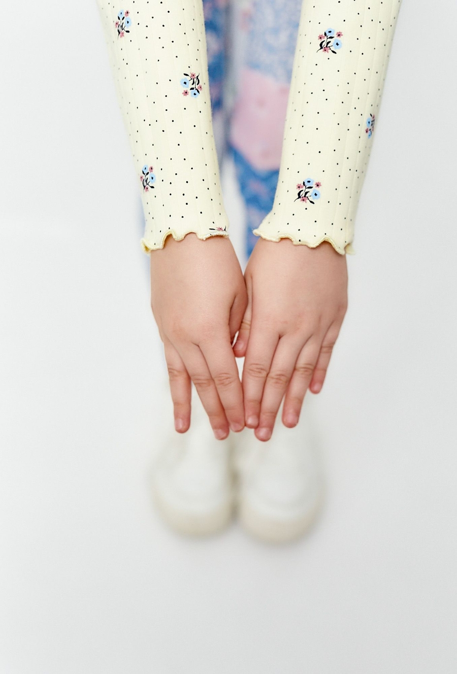 Bluzka z drobnym wzorem i falbankami