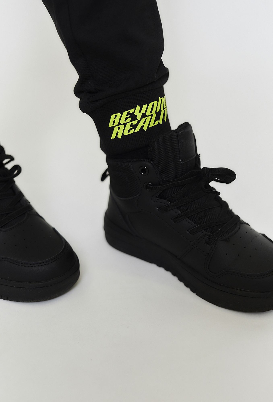 Czarne spodnie dresowe - kontrastowe ściągacze