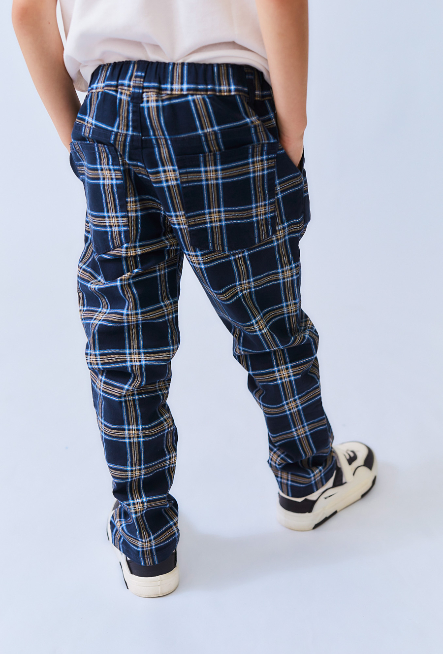 Granatowe chłopięce spodnie w atkę