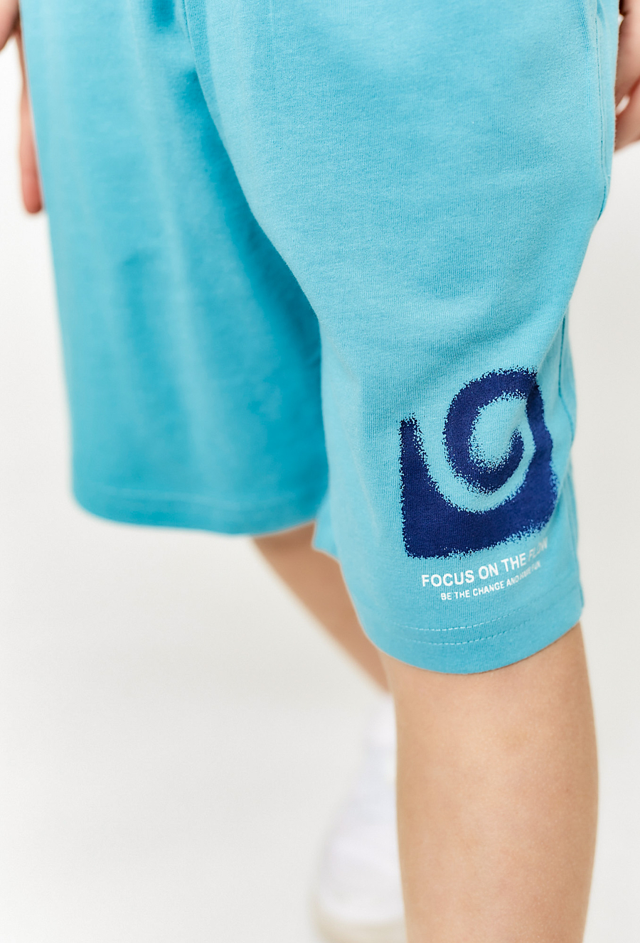 Szorty chłopięce z nadrukiem na nogawce