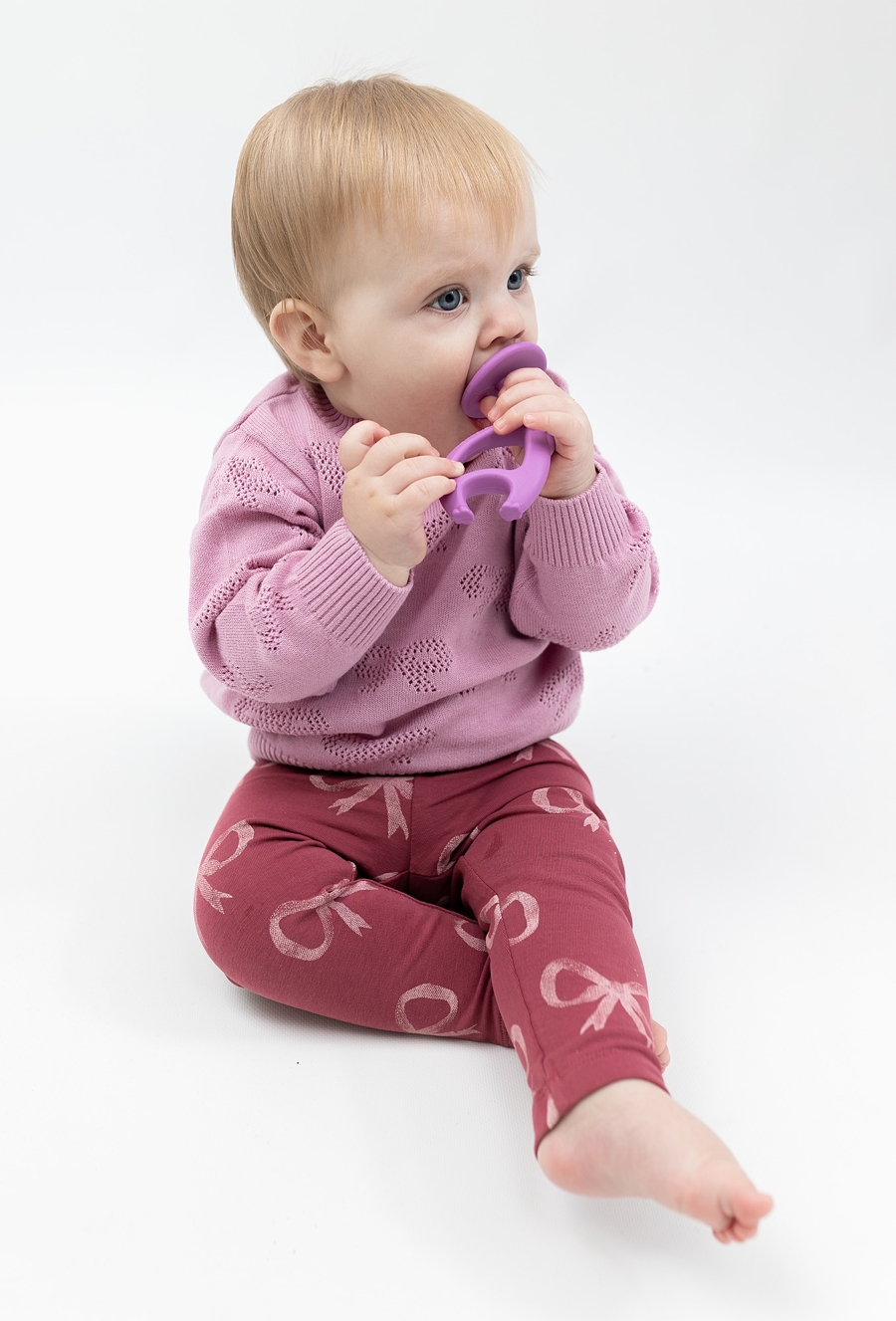 Różowy sweterek dla niemowlaka